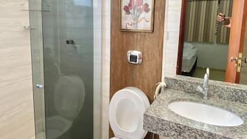 Quarto | Banheiro | Chuveiro, produtos de toalete grátis, toalhas de banho, sabonete