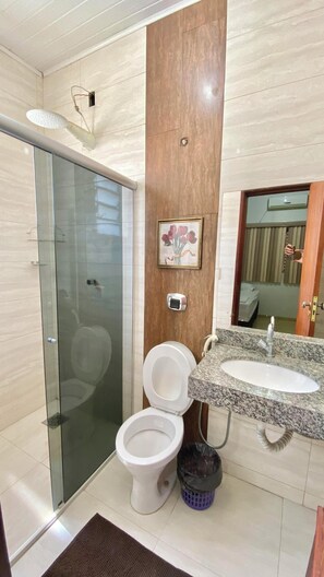 Room | Bathroom | Shower, free toiletries, towels, soap - Hotel Lunna (Porto Nacional)