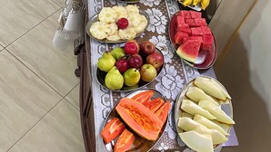 A buffet table with various fruits, vegetables, and condiments. - Hotel Lunna (Porto Nacional)