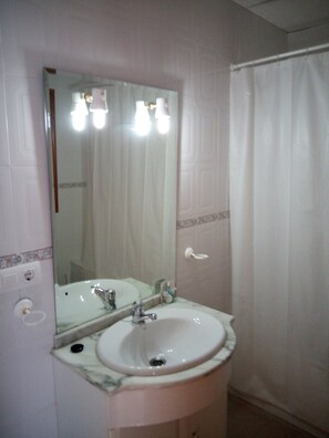Soap, shampoo, toilet paper - Finca el acebuchal (San Jose del Valle)