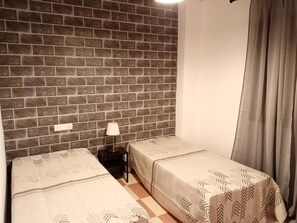 Habitación Confort doble, vistas a la colina | Decoración individual, mobiliario individual, escritorio
