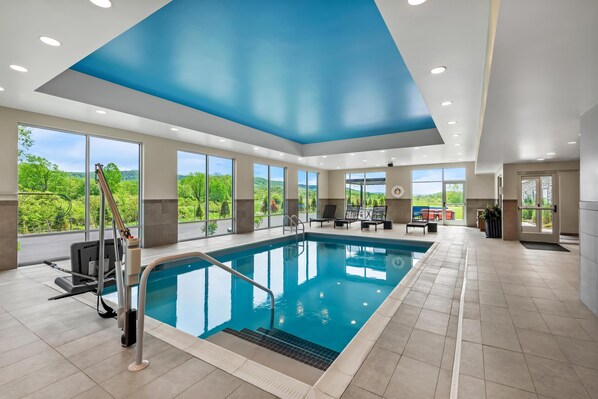 من حمّامات السباحة المغطاة