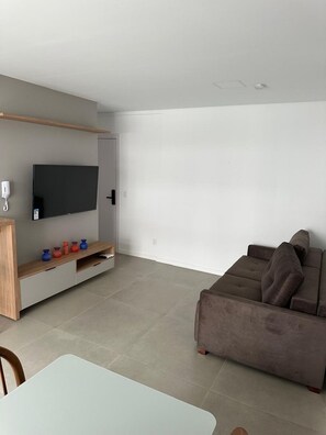 Deluxe Apartment, Pool Access | Living area | 55-inch Smart TV with digital channels, Netflix, streaming services - Ap Santorini Residence com Piscina (Florianópolis)