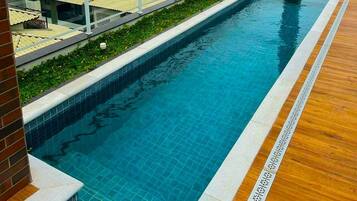 Apartamento luxo, acesso à piscina | Piscina | Piscina externa, espreguiçadeiras