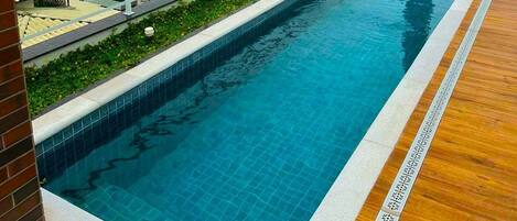 Departamento Deluxe, acceso a la alberca | Alberca | Alberca al aire libre y camastros