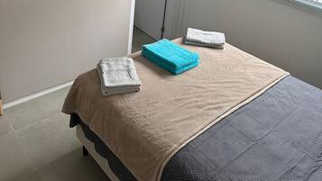 Apartamento luxo, acesso à piscina | 2 quartos, escrivaninha, ferros/tábuas de passar roupa