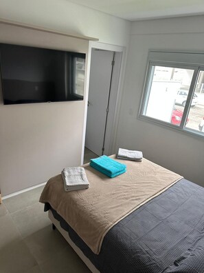 Deluxe Apartment, Pool Access | 2 bedrooms, desk, iron/ironing board, free WiFi - Ap Santorini Residence com Piscina (Florianópolis)