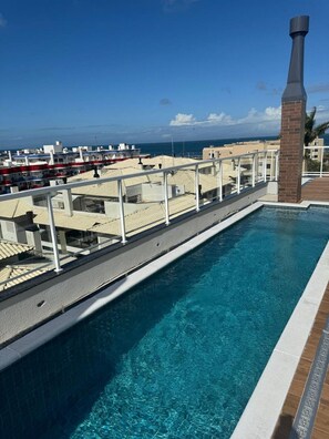 Deluxe-Apartment, Poolzugang | Pool | Außenpool, Liegestühle