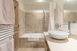 Douche, sĂšche-cheveux, serviettes fournies