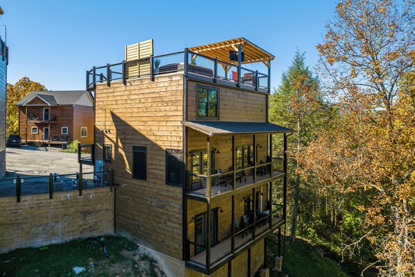 Exterior - -NEW CABIN- Roof Top/Pool/Game Room/Movie Area 12p (Pigeon Forge)