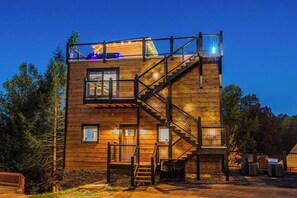 Exterior - -NEW CABIN- Roof Top/Pool/Game Room/Movie Area 12p (Pigeon Forge)