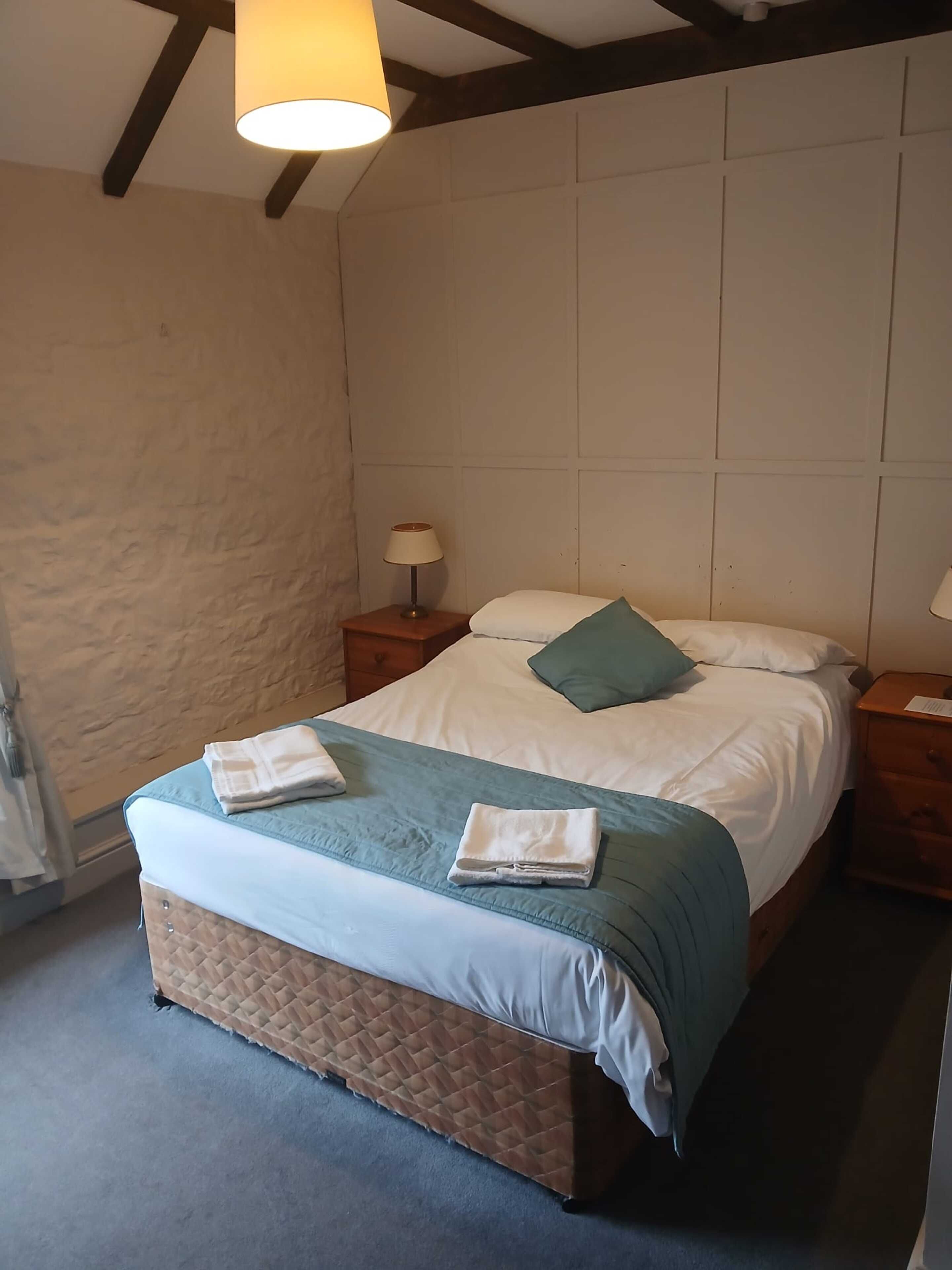 Escritorio, wifi gratis y ropa de cama 