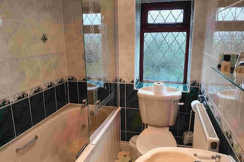 Chambre Standard avec lits jumeaux | Salle de bain | Articles de toilette gratuits, sèche-cheveux, serviettes fournies, savon