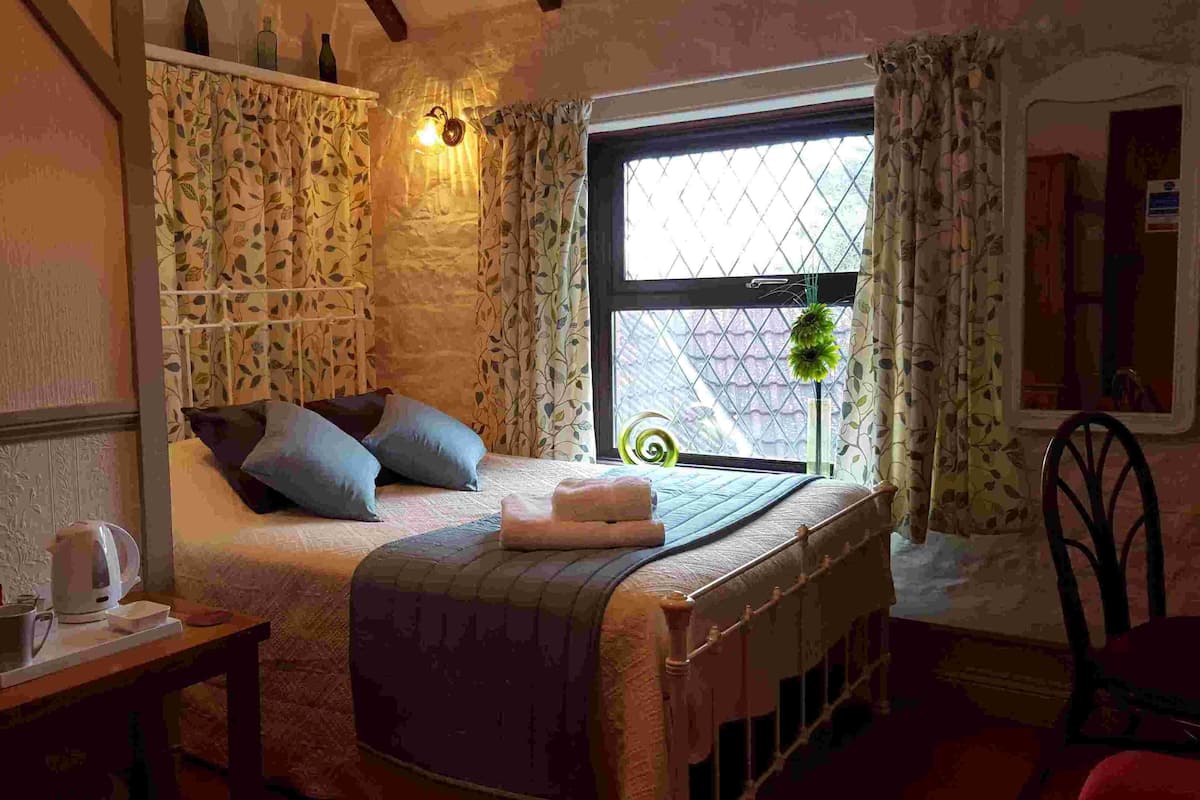Escritorio, wifi gratis y ropa de cama