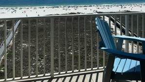 En balkong med utsikt över en strand och havet.