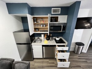 Fridge, microwave, stovetop, dishwasher