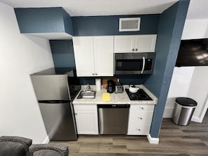 Refrigerador, microondas, placa de cocina, lavavajillas