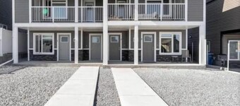 Hillside Suite: Your Cozy, Modern Getaway in Medicine Hat