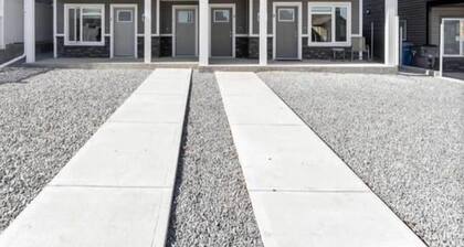 Hillside Suite: Your Cozy, Modern Getaway in Medicine Hat