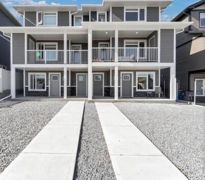 Hillside Suite: Your Cozy, Modern Getaway in Medicine Hat