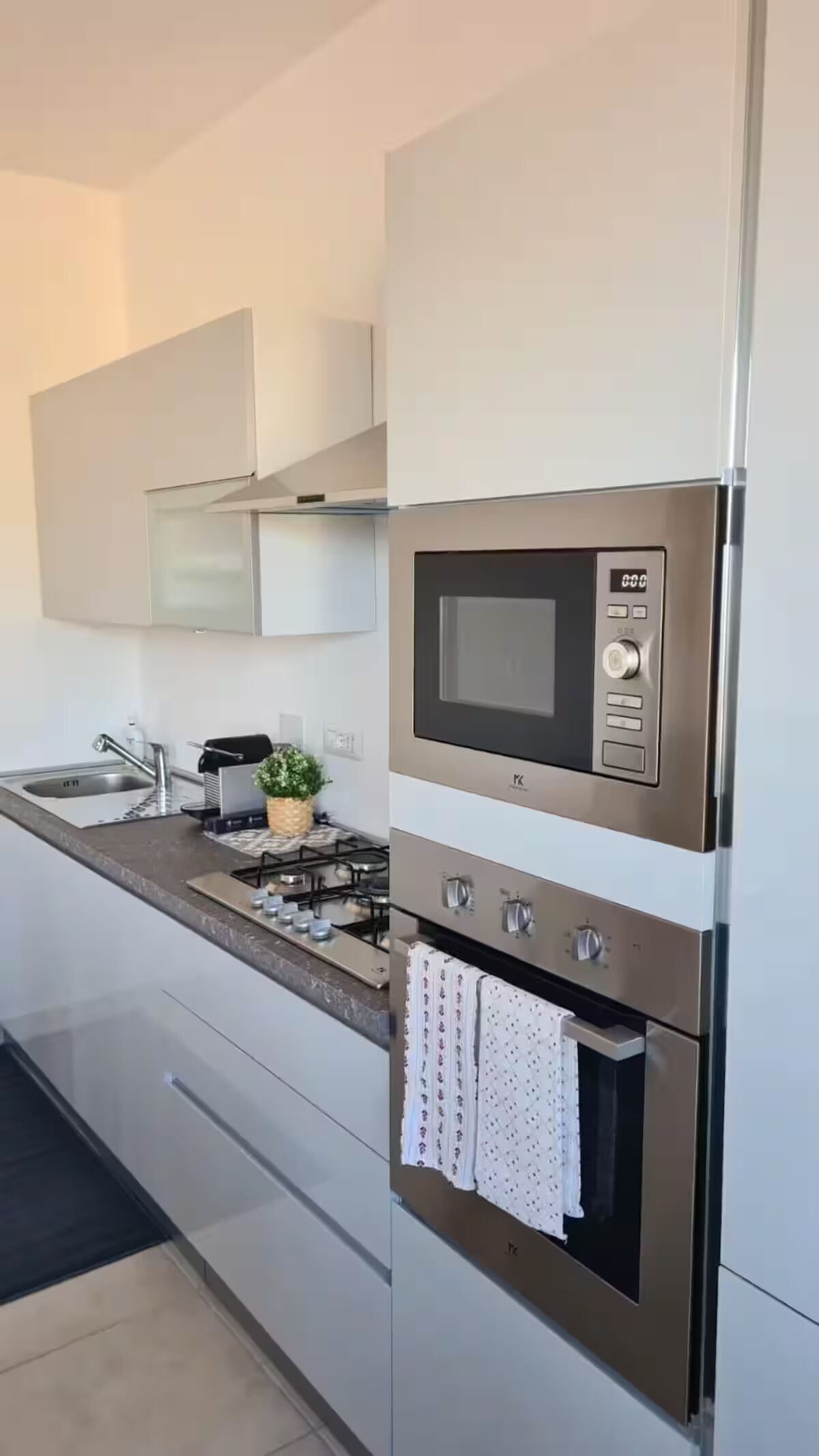 Ofen, Herdplatte, Geschirrspüler, Wasserkocher mit Kaffee-/Teezubehör