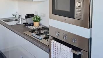 Horno, parrilla de estufa, lavavajillas y cafetera y tetera