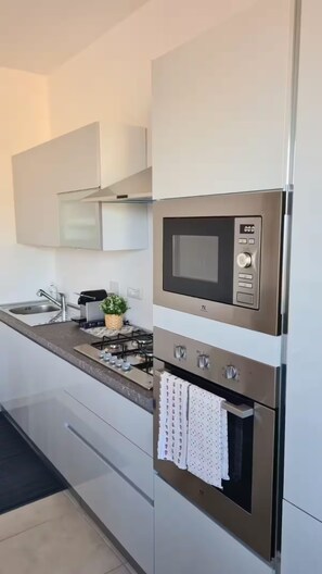 Four, plaque de cuisson, lave-vaisselle, cafetière/bouilloire