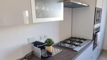 Een oven, een kookplaat, een vaatwasser
