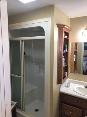 Dusche, Haartrockner, Handtücher, Seife