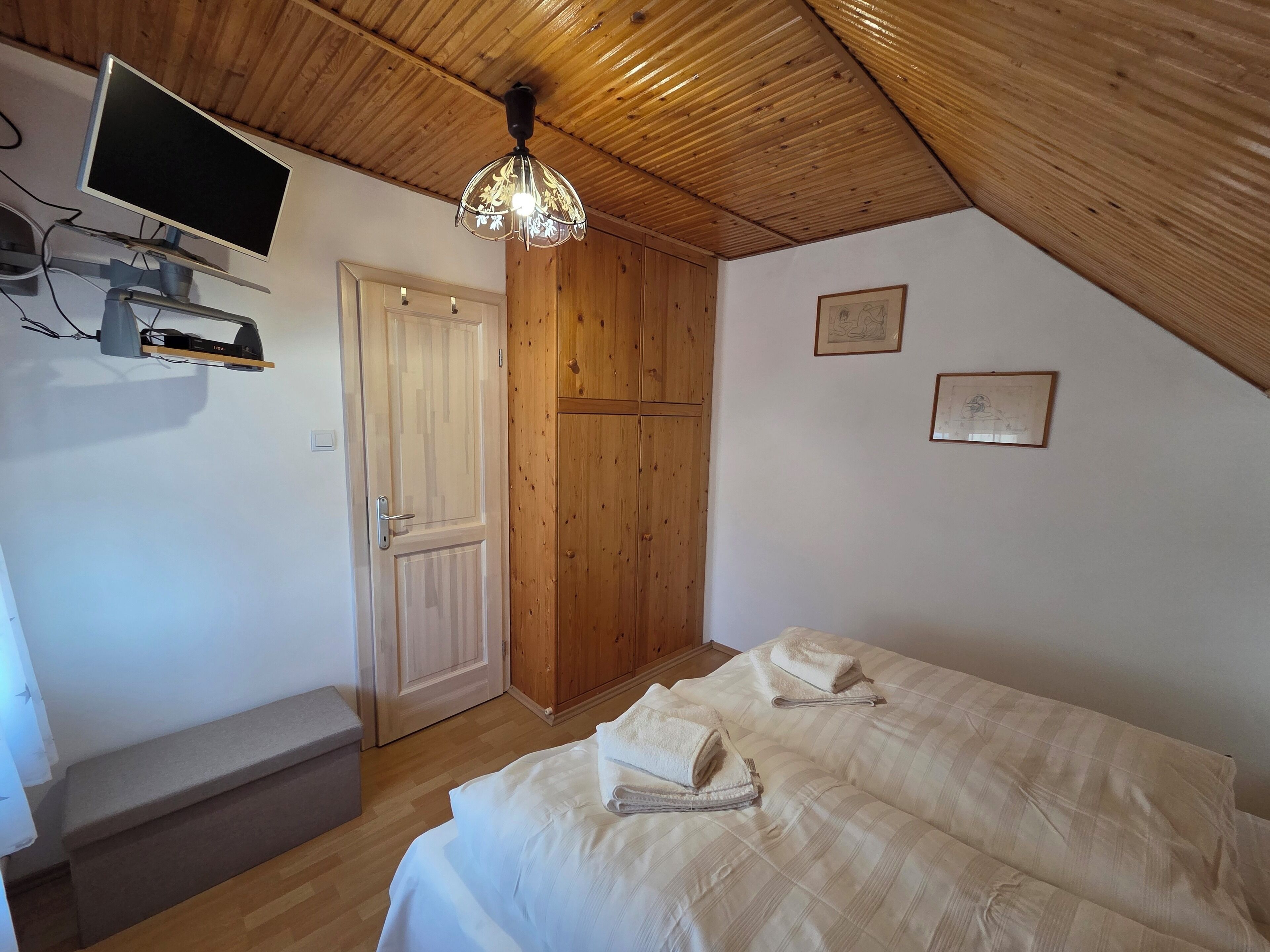 2 habitaciones, tabla de planchar con plancha y acceso a internet 