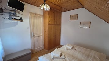2 bedrooms, iron/ironing board, internet, bed sheets