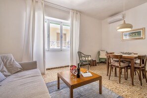 Living area - Vento de l'Alguer. Apartment in the center with sea view (Alghero)