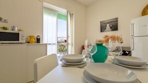 Una cocina moderna con comedor, un balcón y vistas, además de un refrigerador.
