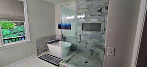ヘアドライヤー、タオル、石鹸、トイレットペーパー