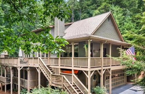 Location & Southern Charm in Big Canoe with tons of space.
