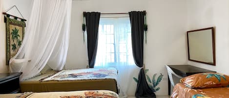 2 habitaciones, escritorio, tabla de planchar con plancha y wifi