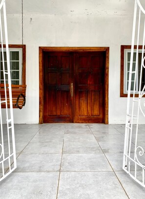 Interior - Golf Club 2 mins away - Large 2 Bdrm 1 Bth, Steps to Private beach (Sandy Bay)