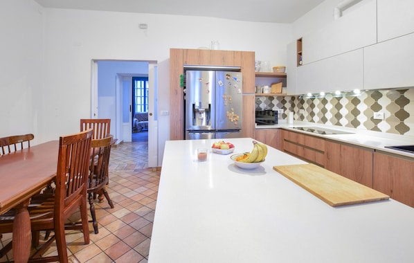 Fridge, microwave, dishwasher, cookware/dishes/utensils