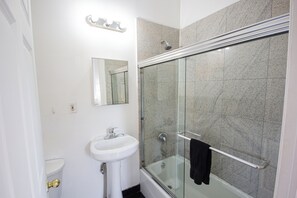 Sèche-cheveux, serviettes fournies, savon, papier toilette