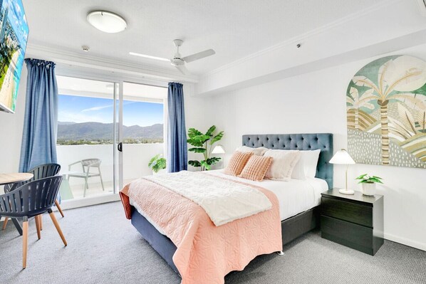 1 bedroom, iron/ironing board, travel cot, free WiFi - Central Cairns Studio with Rooftop Pool, City Views & Secure Parkin (Cairns City)