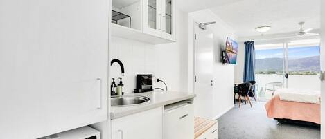 Micro-ondes, cafetière/bouilloire, grille-pain, chaise haute