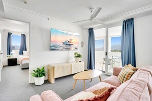 Smart TV - Central Cairns Unit with Rooftop Pool, City Views & Secure Parking (Cairns City)