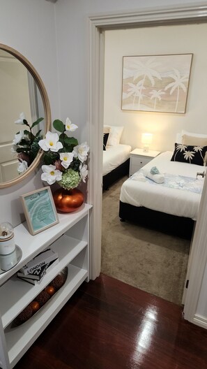 2 habitaciones, escritorio, tabla de planchar con plancha y wifi 