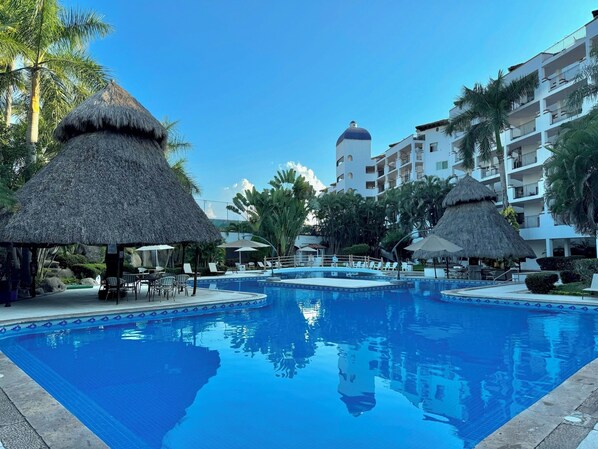 Pool - Stunning 3BR Marina-View Apartment Puerto Vallarta (Puerto Vallarta)