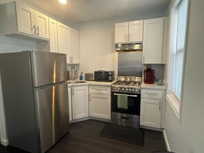 Kjøleskap, mikrobølgeovn, ovn og kaffetrakter/tekoker