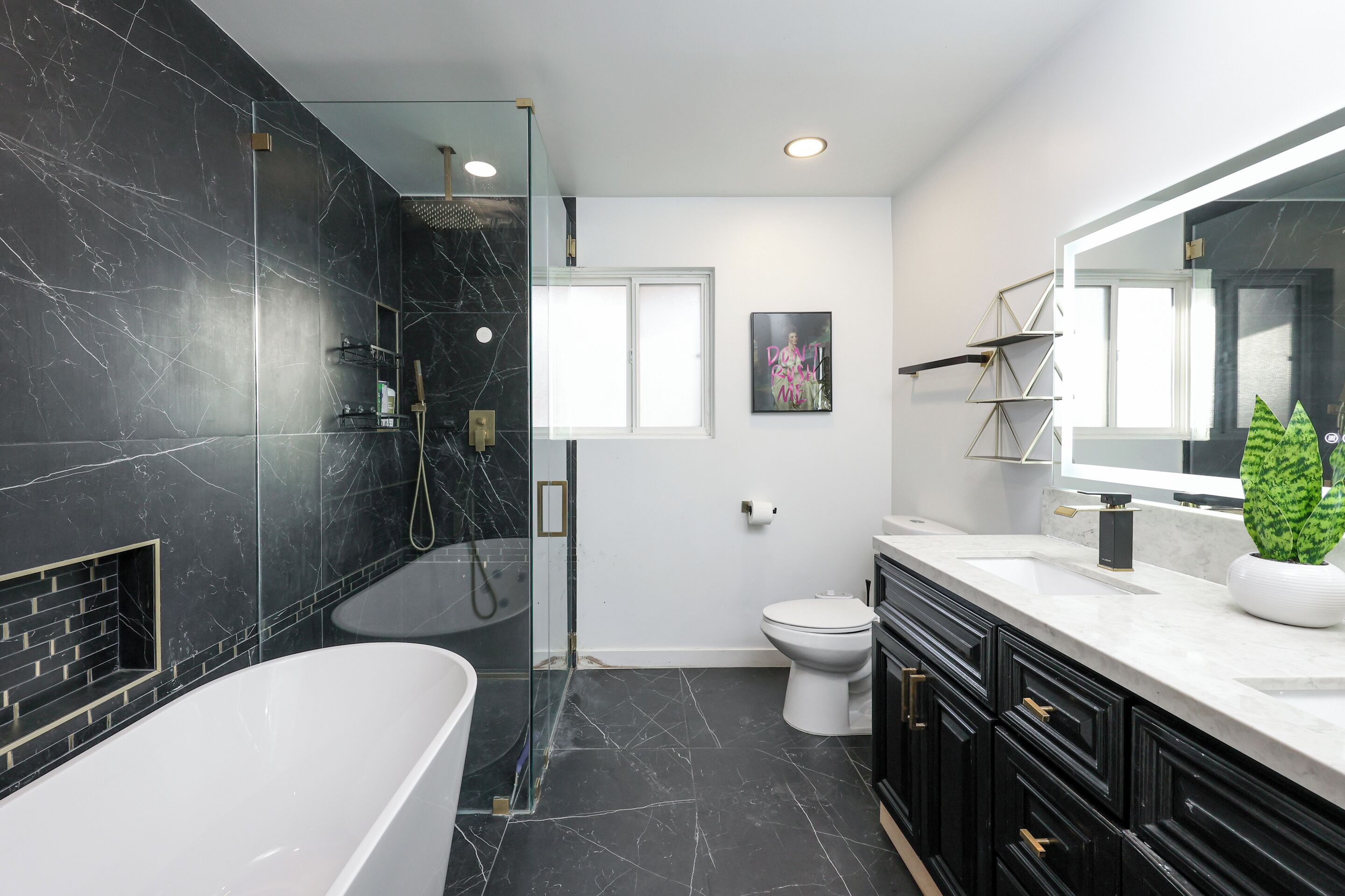Douche, sèche-cheveux, bidet, savon