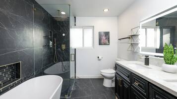 Douche, sèche-cheveux, bidet, savon