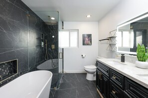 Een douche, een haardroger, een bidet, zeep