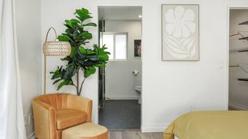 6 bedrooms, iron/ironing board, WiFi, bed sheets