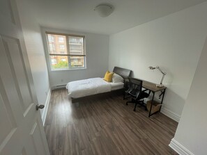2 bedrooms, desk, WiFi, bed sheets
